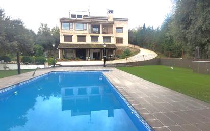 Piscina de Casa o xalet en venda en  Toledo Capital amb Aire condicionat, Calefacció i Jardí privat