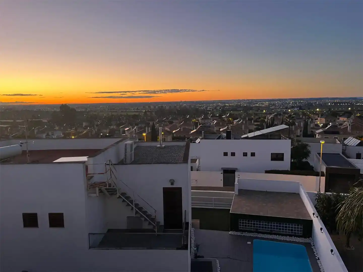 Vista exterior de Casa o xalet en venda en Montequinto amb Aire condicionat, Piscina i Balcó