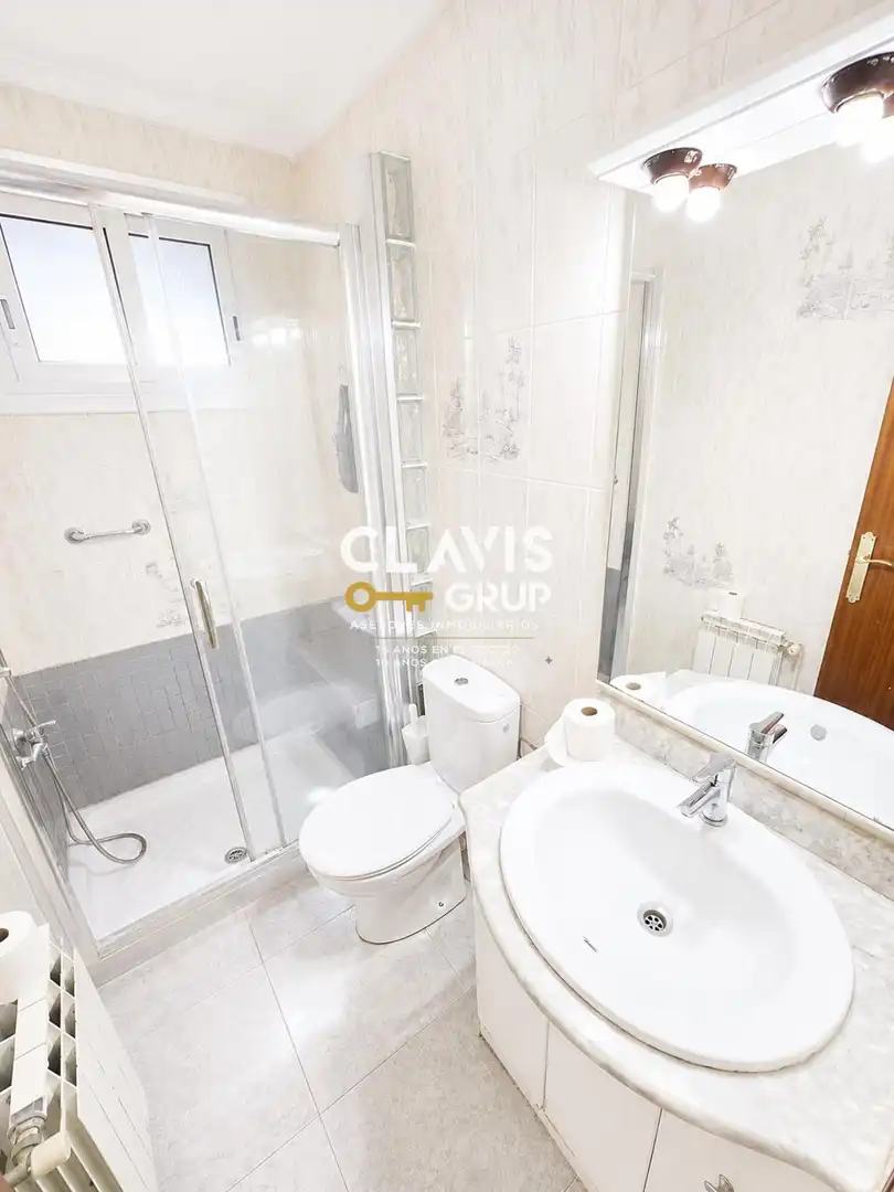 Bathroom of Flat for sale in Barcelona  with Air Conditioner, Heating and Terrace