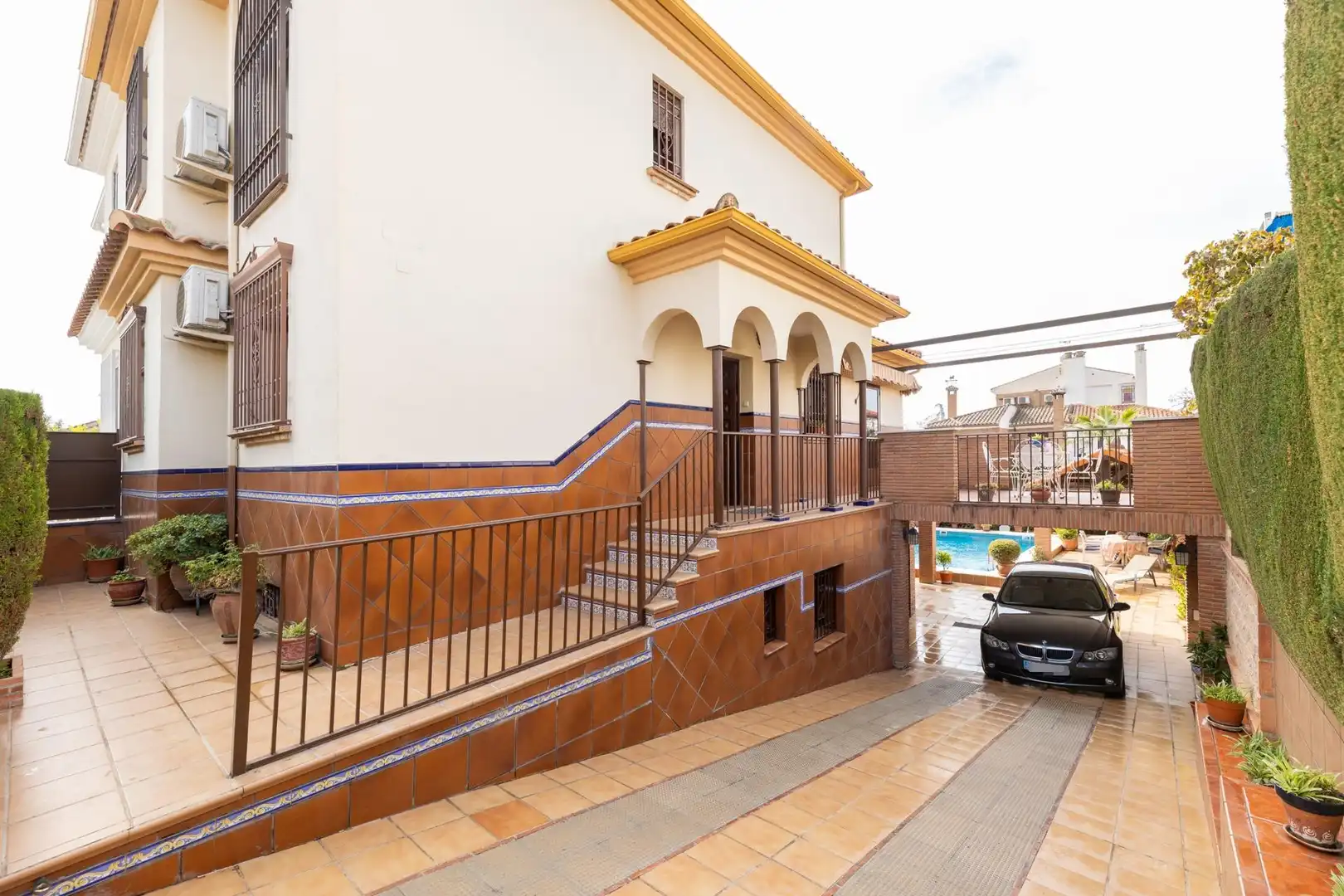 Vista exterior de Casa adosada en venda en Peligros amb Aire condicionat, Jardí privat i Terrassa