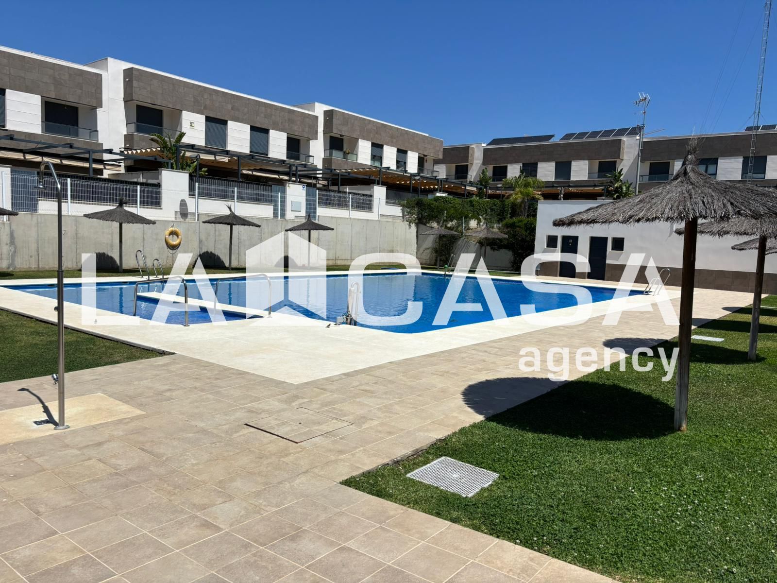 Piscina de Casa adosada en venda en Dos Hermanas amb Terrassa, Traster i Piscina