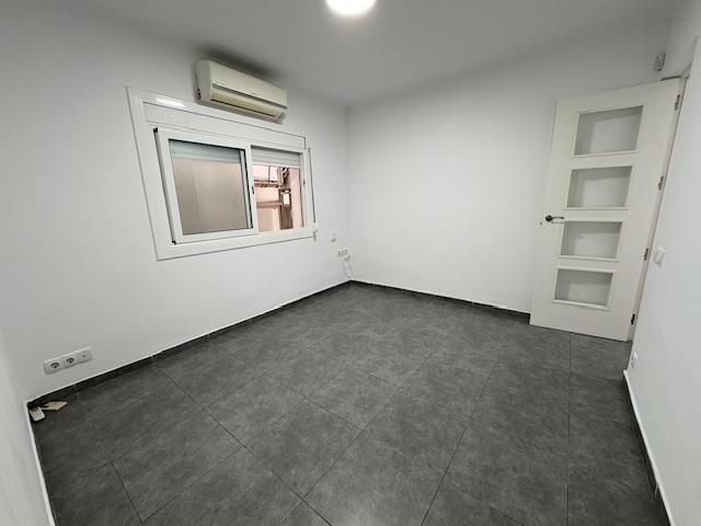 Bedroom of Flat for sale in Esplugues de Llobregat  with Air Conditioner