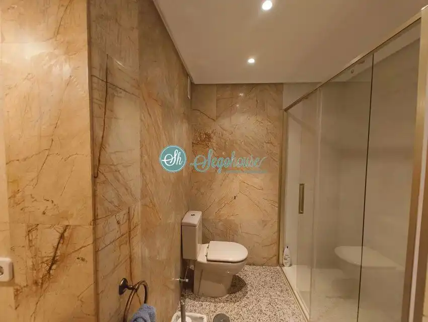 Baño de Piso de alquiler en Segovia con Calefacción y Parquet