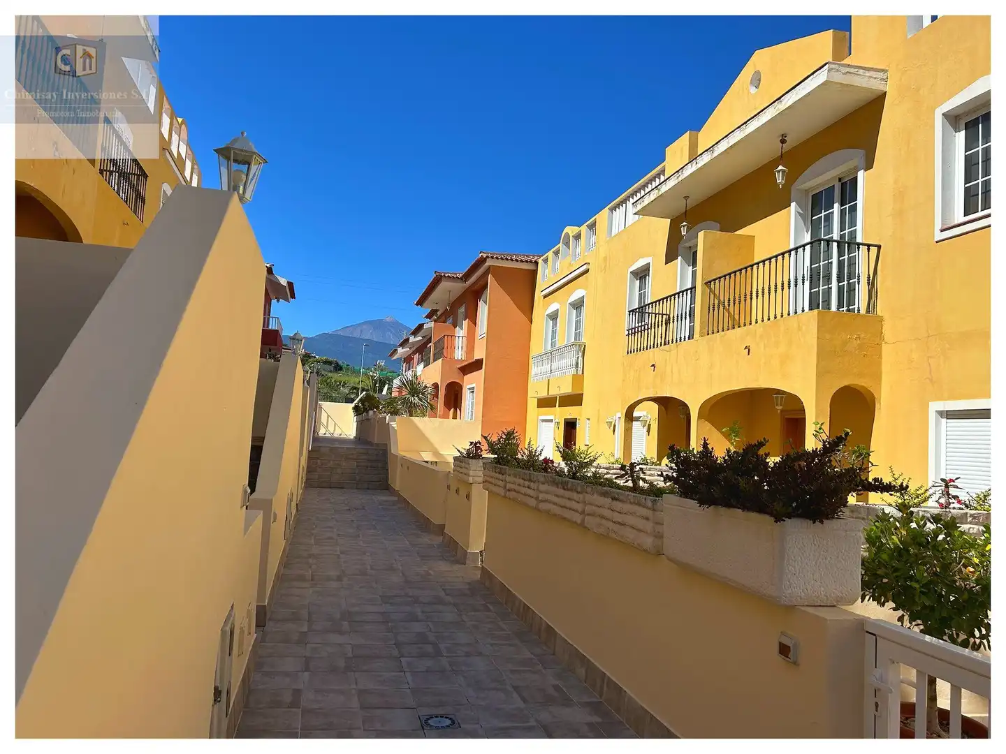 Vista exterior de Casa adosada en venda en Santa Úrsula amb Terrassa, Traster i Piscina