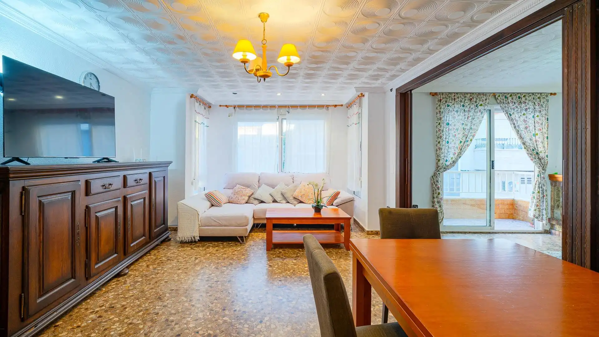 Sala de estar de Casa adosada en venta en Torrevieja con Jardín privado, Terraza y Amueblado