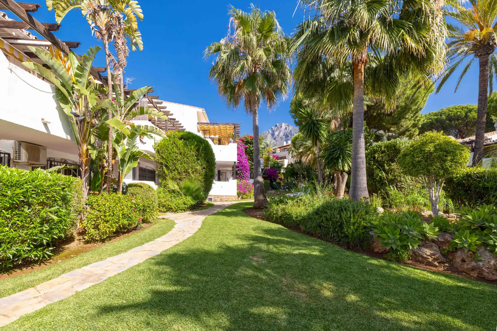 Exterior view of Ground floor for sale in Marbella  with Air Conditioner, Terrace and Community pool