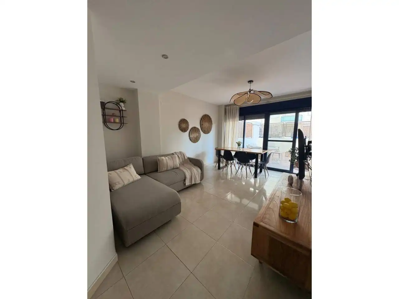 Sala de estar de Apartamento de alquiler en Daimús con Terraza y Piscina comunitaria
