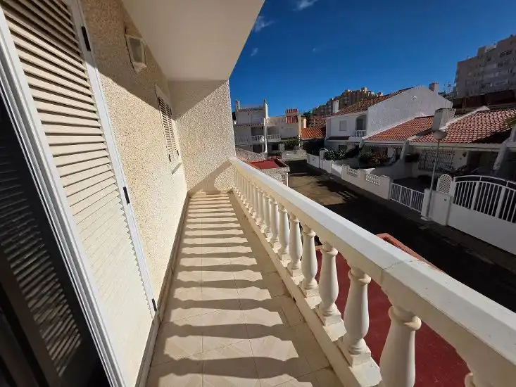 Vista exterior de Casa adosada en venda en La Manga del Mar Menor amb Aire condicionat, Jardí privat i Terrassa