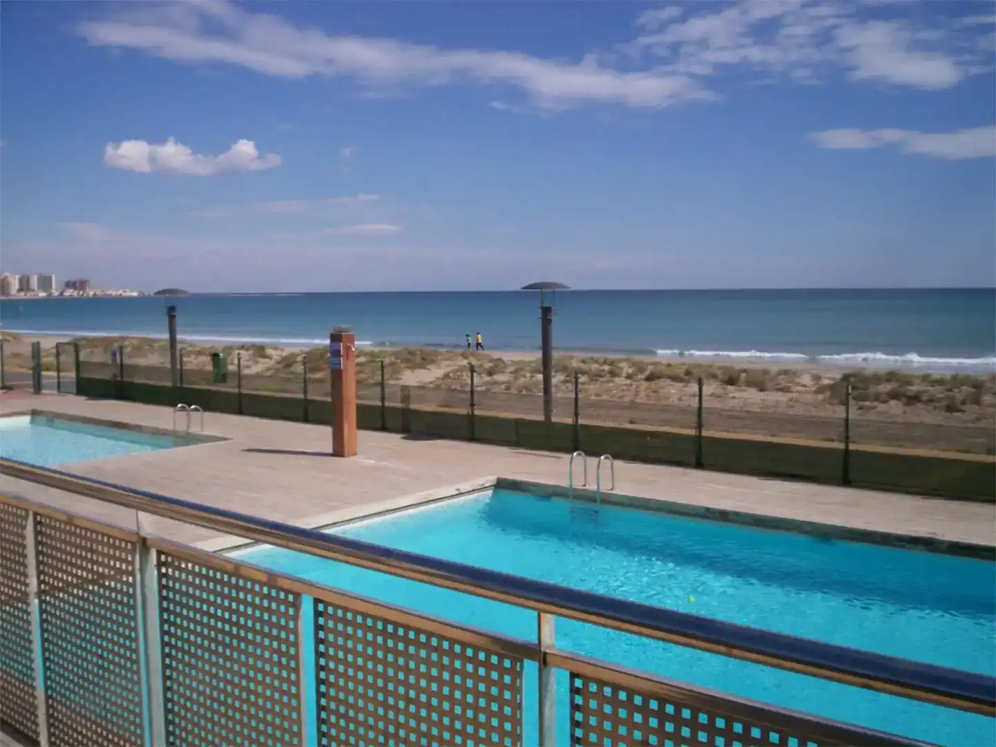 Piscina de Pis de lloguer en La Manga del Mar Menor amb Aire condicionat, Jardí privat i Piscina