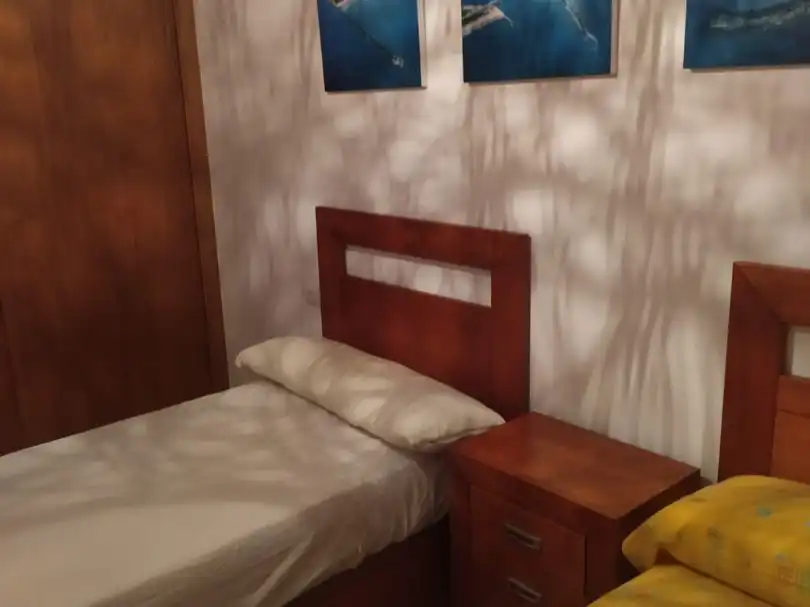 Dormitori de Apartament de lloguer en A Illa de Arousa  amb Calefacció, Jardí privat i Parquet