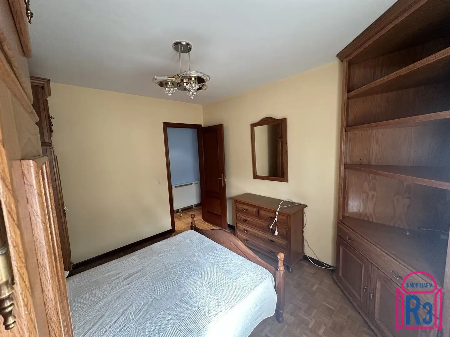 Dormitori de Apartament en venda en León Capital  amb Calefacció, Terrassa i Moblat