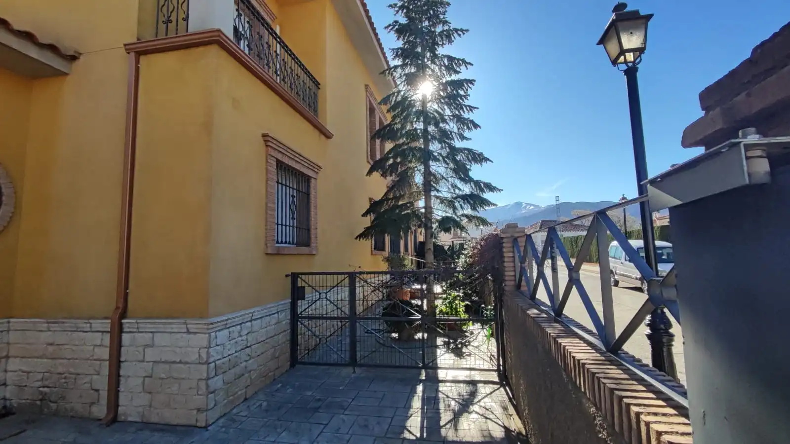 Vista exterior de Casa o chalet en venta en Cogollos de Guadix con Aire acondicionado, Jardín privado y Terraza