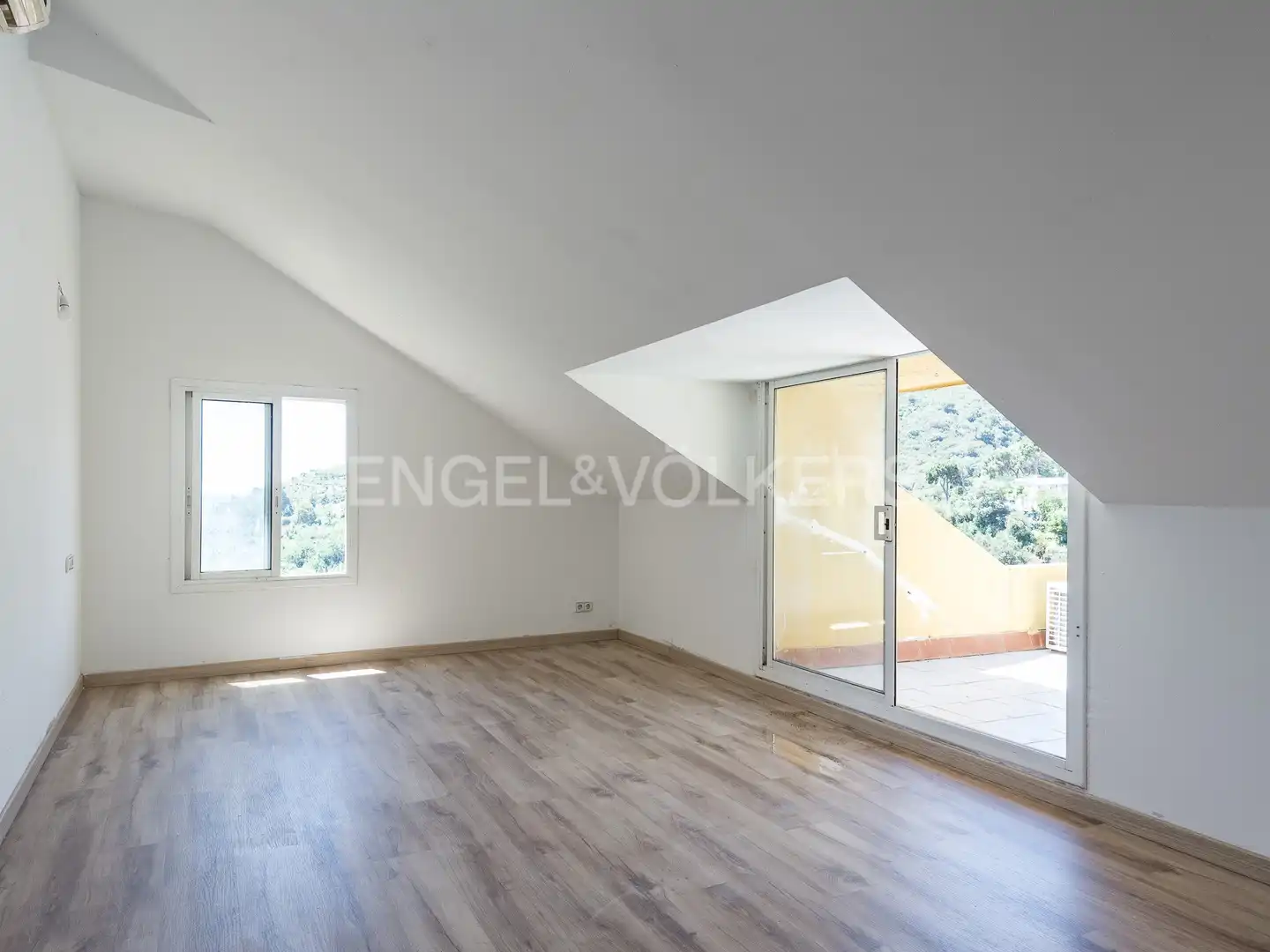 Sala d'estar de Casa o xalet en venda en Barcelona amb Calefacció, Terrassa i Piscina