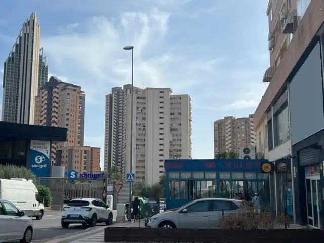 Vista exterior de Local en venta en Finestrat