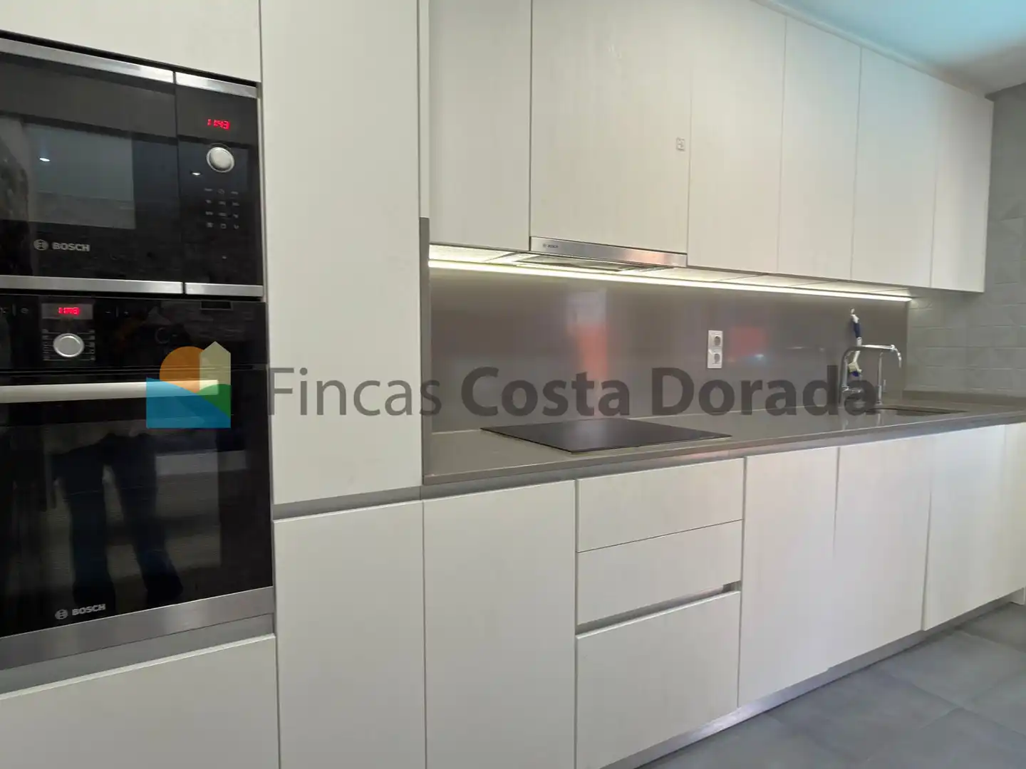 Cuina de Casa adosada en venda en Cubelles amb Aire condicionat, Calefacció i Jardí privat