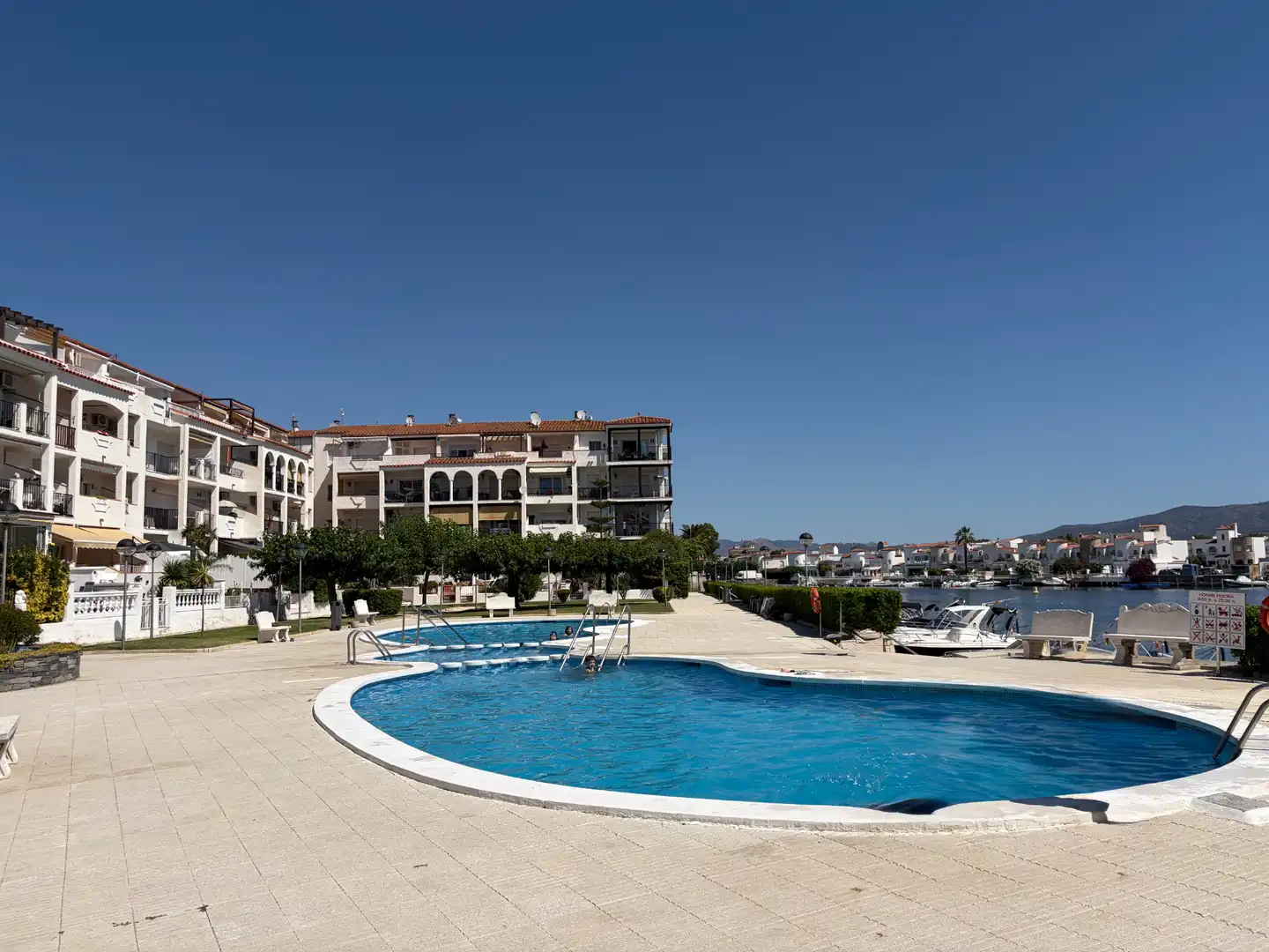 Piscina de Apartament en venda en Empuriabrava amb Aire condicionat, Terrassa i Moblat