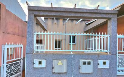 Vista exterior de Casa adosada en venda en Arucas amb Terrassa i Balcó