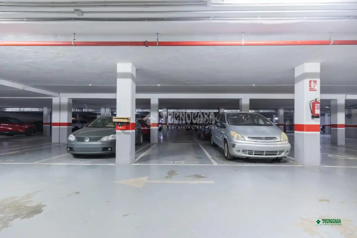 Parkplatz von Wohnung zum Verkauf in Almería mit Klimaanlage