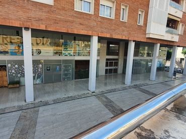 Local comercial en venta en Plaça Font i Cussó