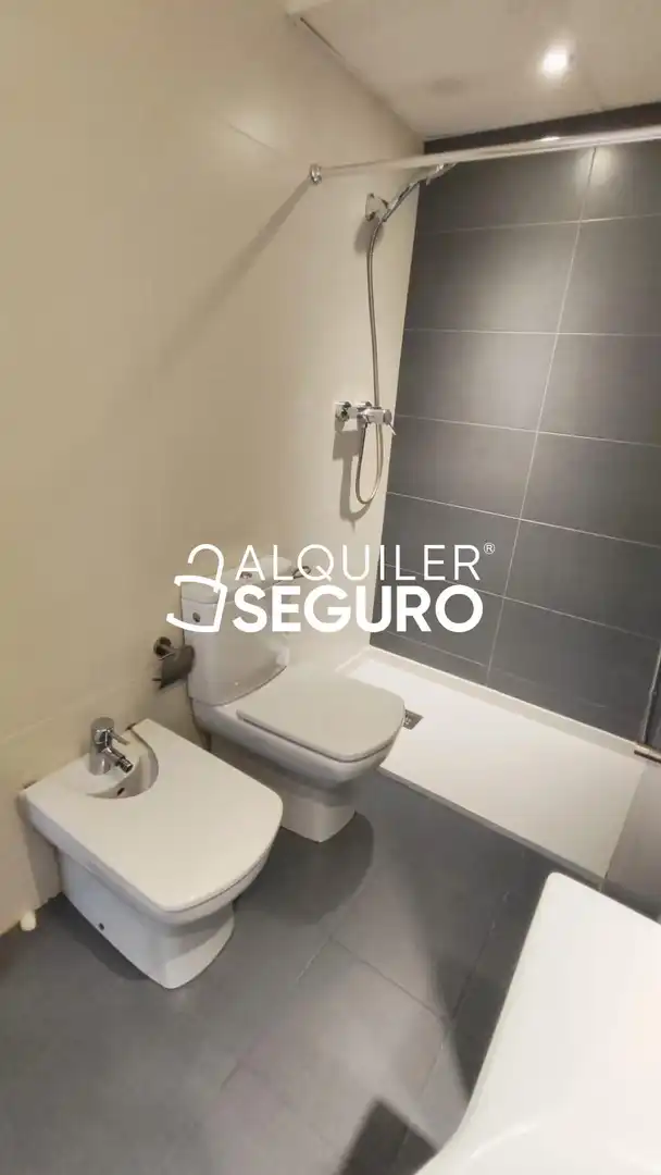 Bathroom of Study for rent in Valencia  with Air Conditioner