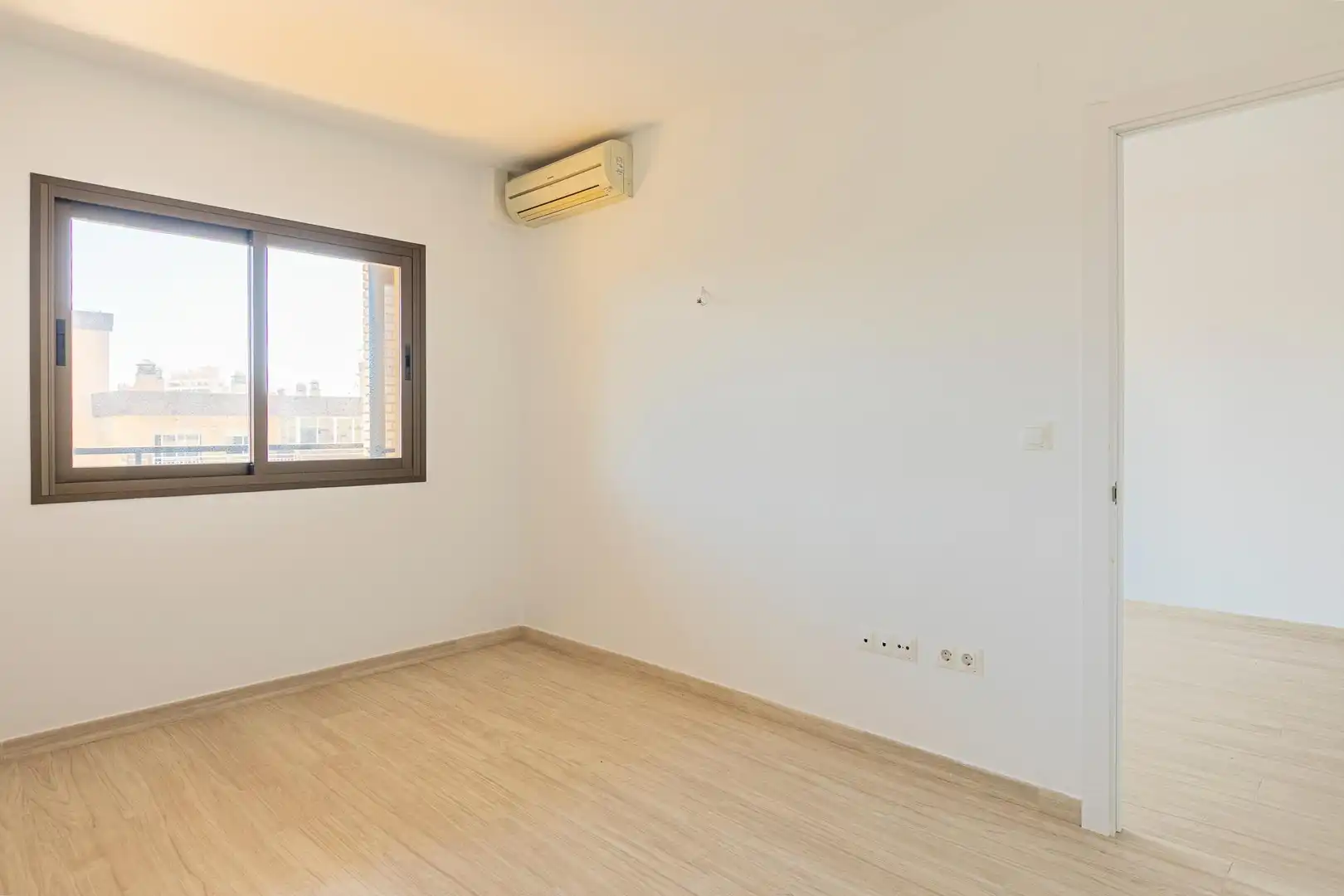 Schlafzimmer von Wohnungen zum Verkauf in Fuengirola mit Klimaanlage, Terrasse und Gemeinschaftspool