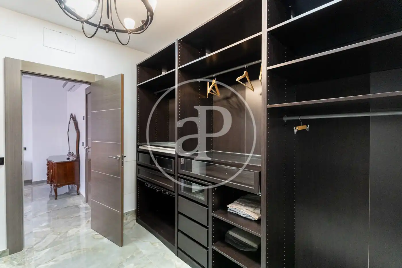 Habitación de Casa adosada en venta en Pozuelo de Alarcón con Aire acondicionado, Calefacción y Jardín privado