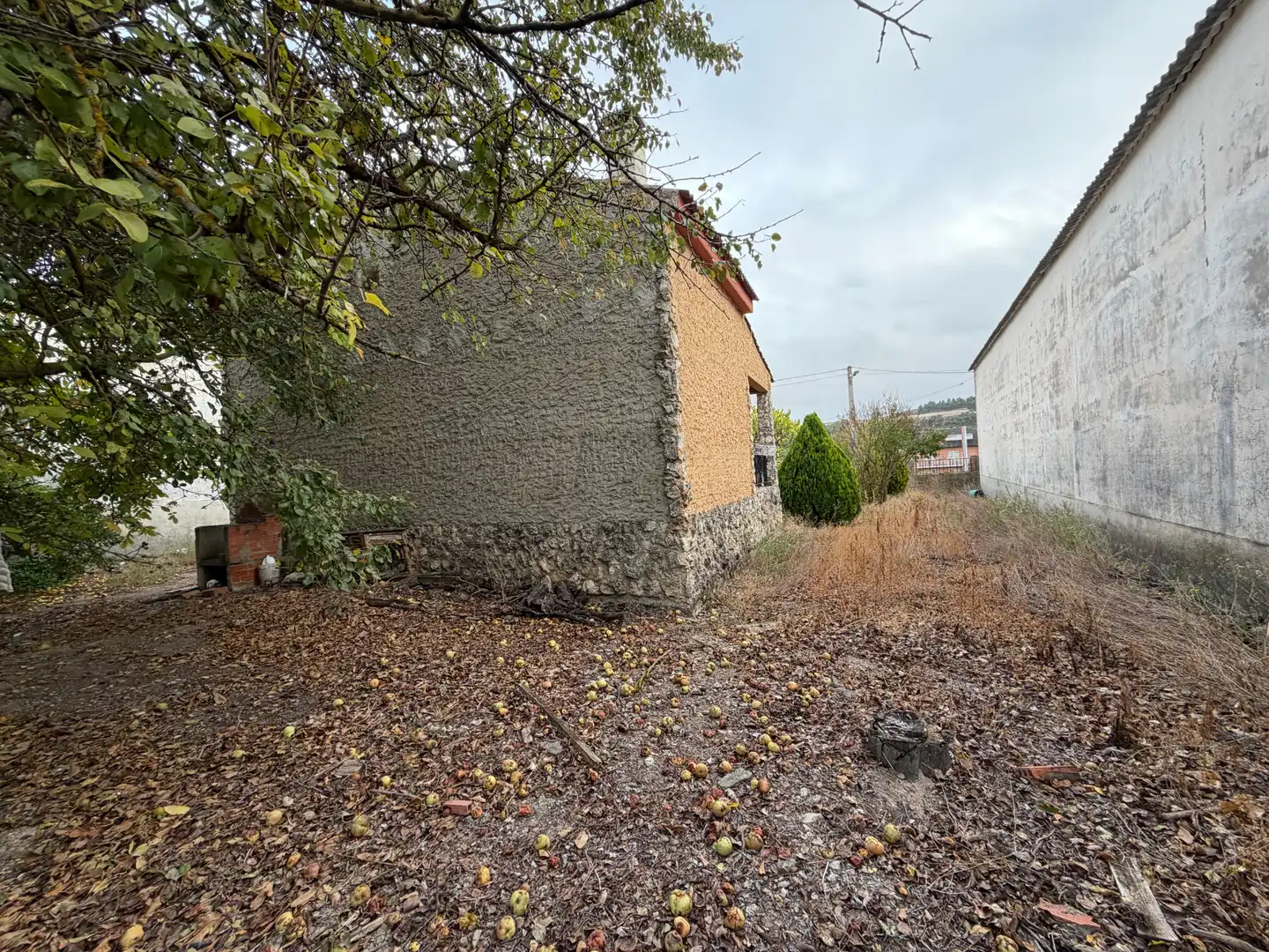 Finca rústica en venta en Fombellida con Jardín privado, Terraza y Amueblado