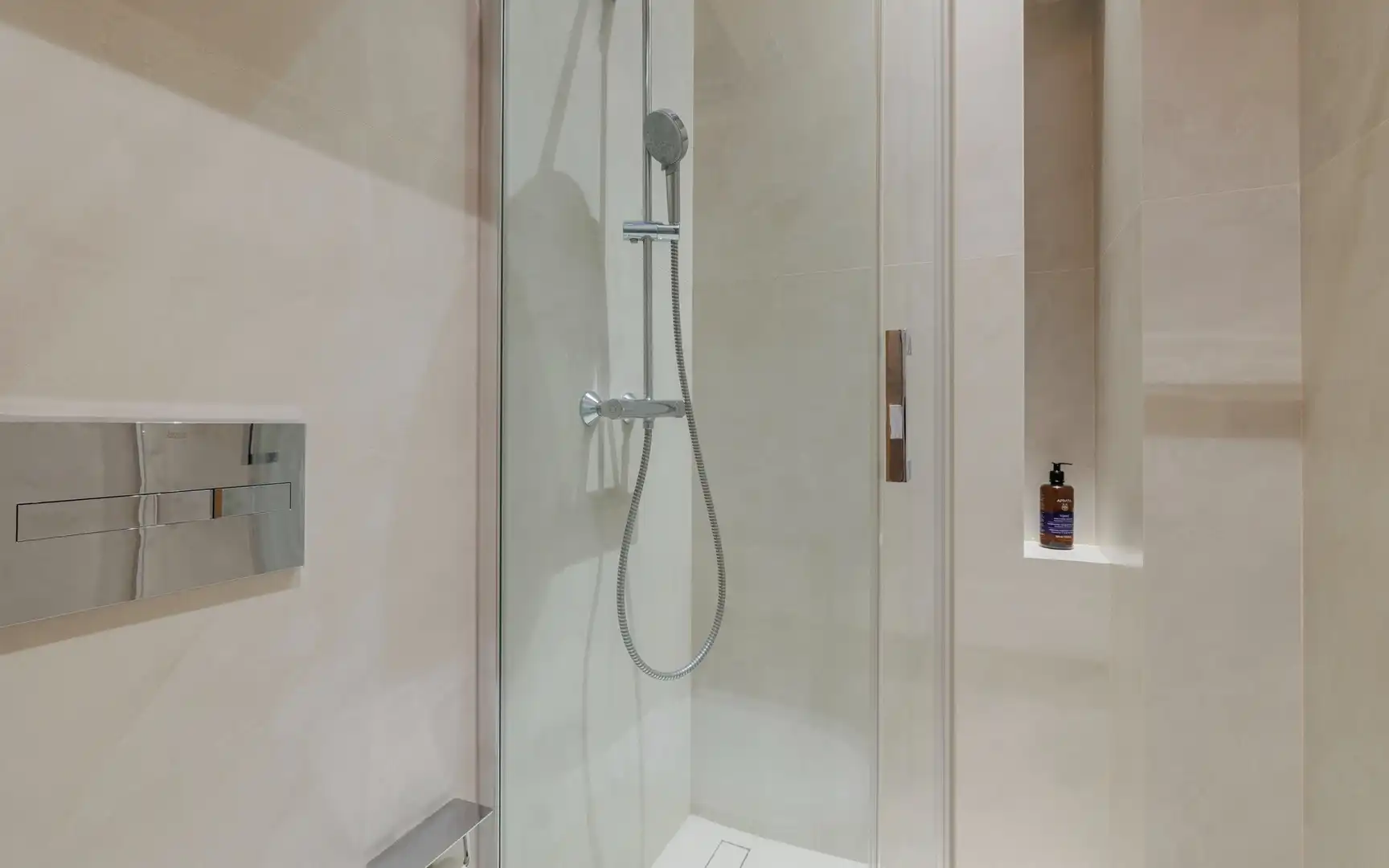 Bathroom of Flat for sale in Madrid  with Air Conditioner and Heating