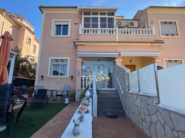 Adosado con balcón en venta en Orihuela Costa