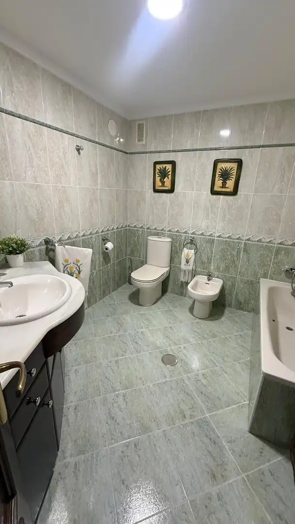 Badezimmer von Wohnung zum Verkauf in Adra mit Klimaanlage, Heizung und Abstellraum