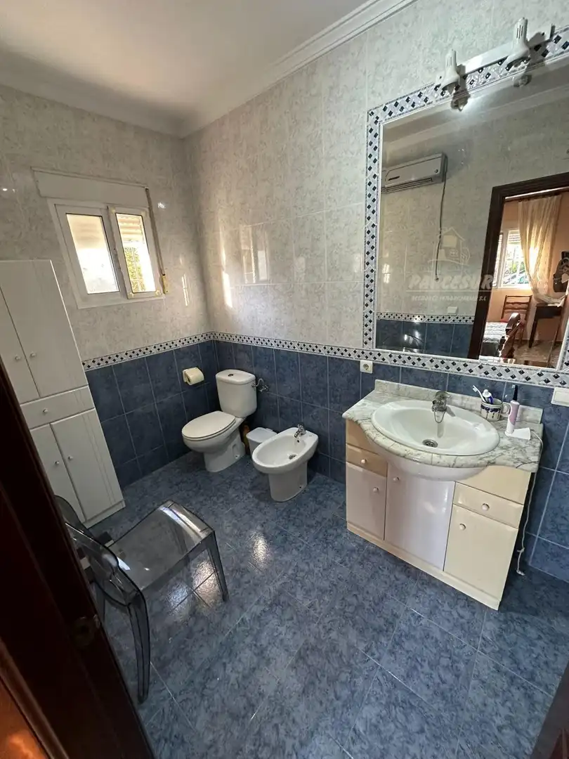 Bany de Casa o xalet en venda en Córdoba amb Aire condicionat, Calefacció i Jardí privat