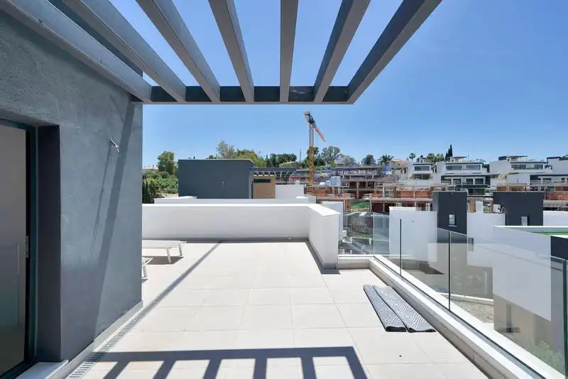 Terraza de Casa adosada de alquiler en Estepona con Aire acondicionado, Jardín privado y Terraza