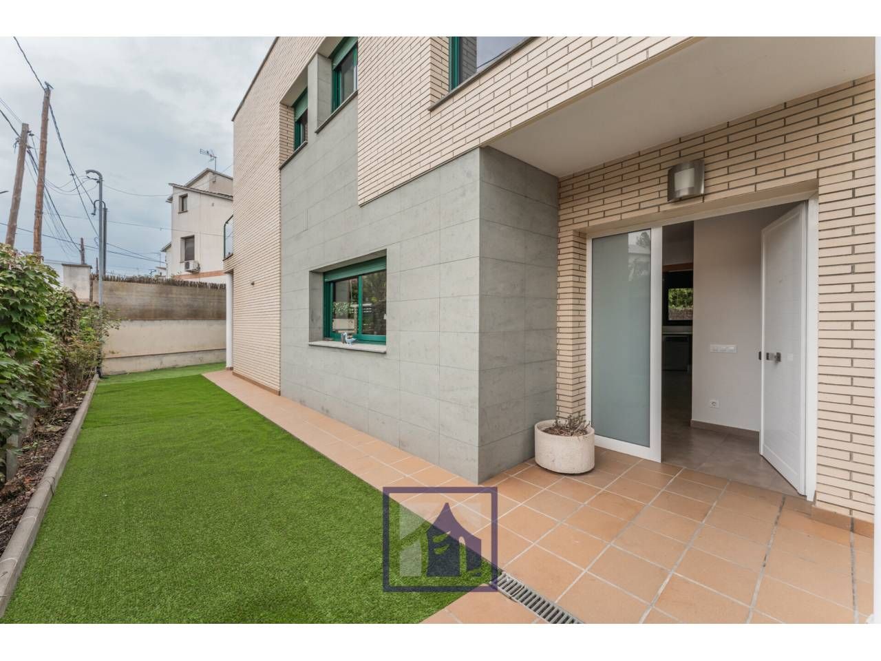 Vista exterior de Casa o xalet en venda en Santa Perpètua de Mogoda amb Aire condicionat, Calefacció i Jardí privat