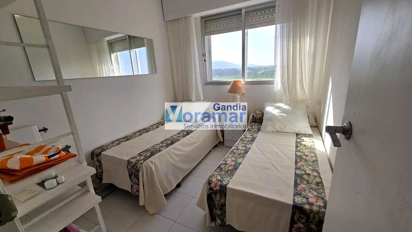 Dormitori de Apartament de lloguer en Gandia amb Terrassa, Moblat i Piscina comunitària