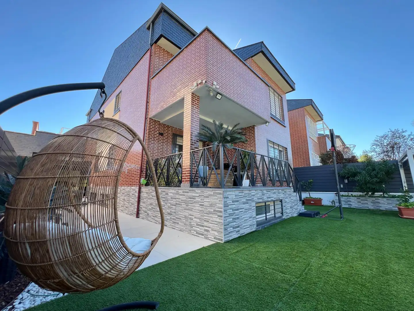 Vista exterior de Casa o xalet en venda en Rivas-Vaciamadrid amb Aire condicionat, Calefacció i Jardí privat