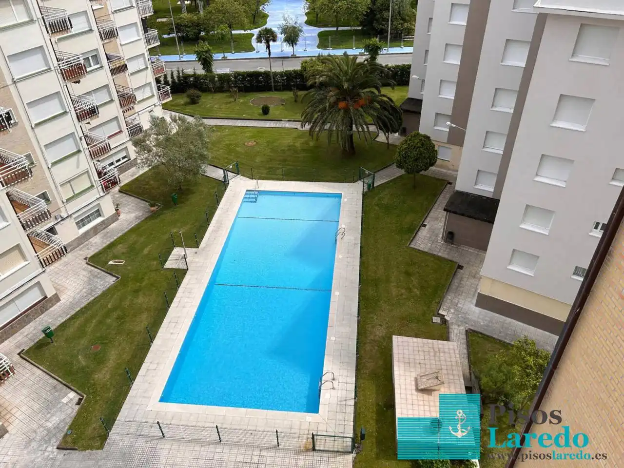 Piscina de Pis de lloguer en Laredo amb Terrassa, Moblat i Piscina comunitària