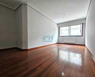 Sala d'estar de Pis en venda en Ourense Capital  amb Calefacció i Parquet