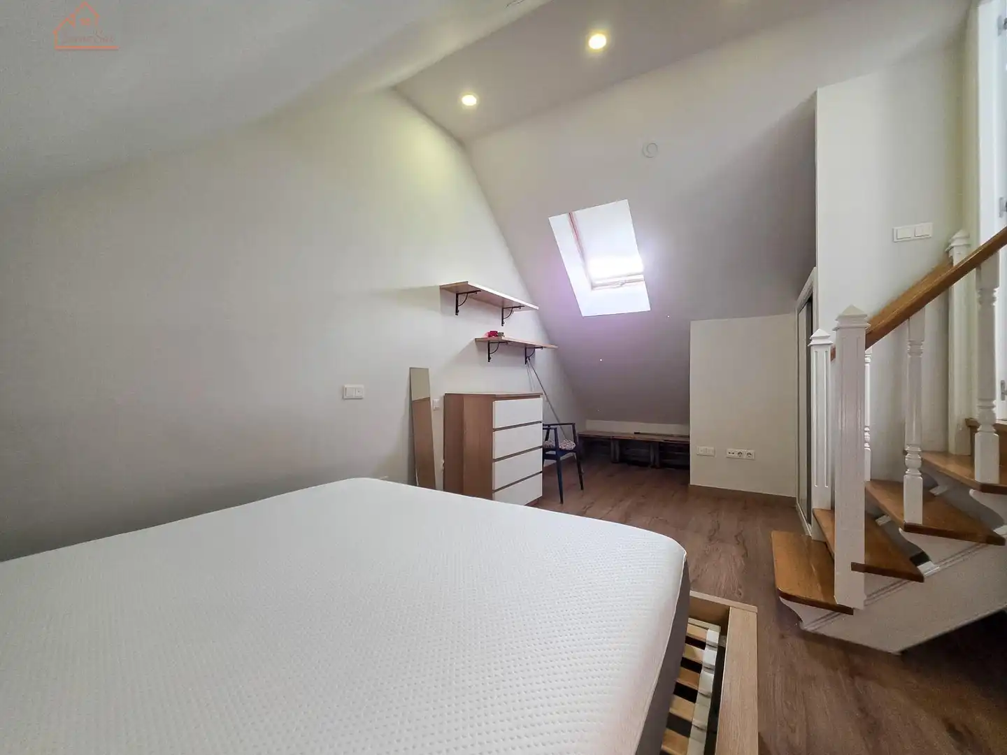 Schlafzimmer von Dachboden zur Miete in Madrid mit Klimaanlage, Heizung und Terrasse