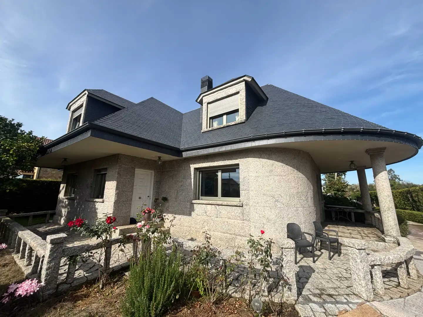 Vista exterior de Casa o chalet en venta en Santiago de Compostela  con Calefacción, Jardín privado y Parquet
