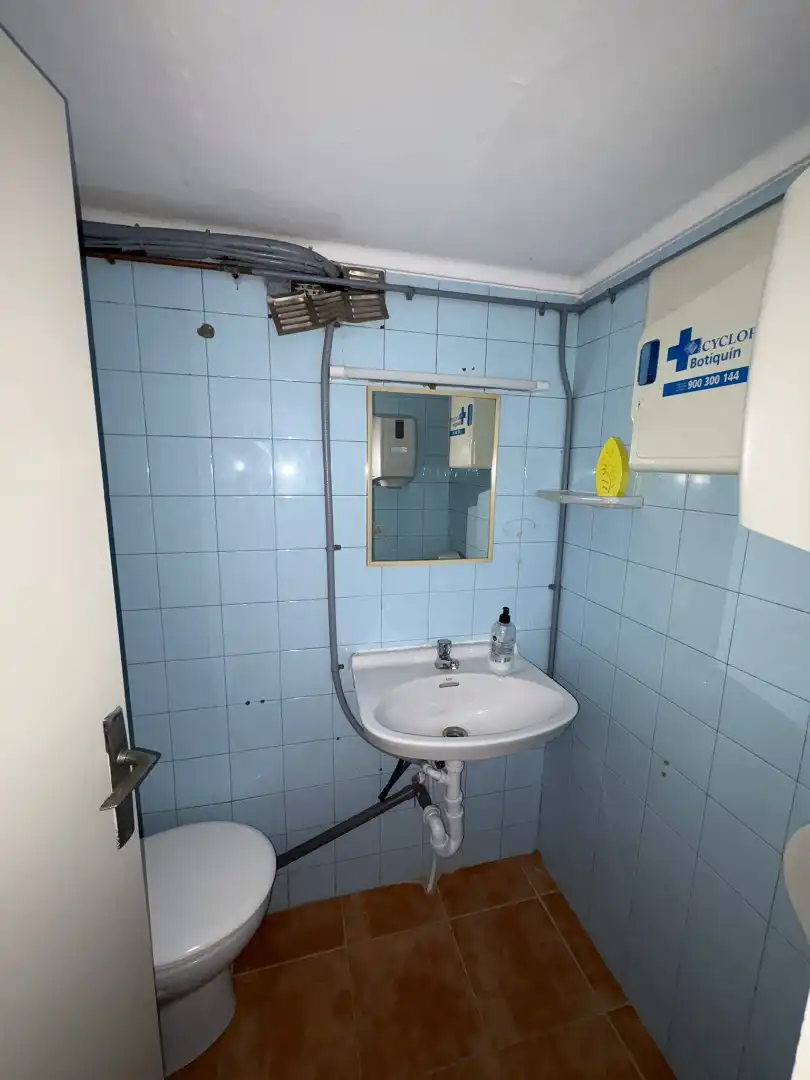 Bathroom of Commercial properties for rent in Girona  with Air Conditioner, Heating and Parquet flooring
