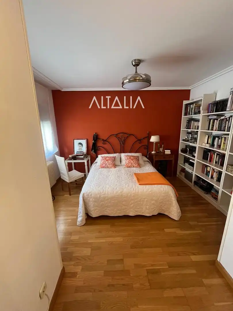 Habitación de Casa adosada en venta en Cuenca con Calefacción, Piscina y Piscina comunitaria