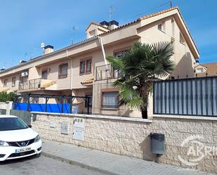 Vista exterior de Casa adosada en venda en Seseña amb Terrassa