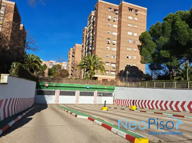 Aparcament de Pis en venda en Alcorcón amb Jardí privat, Terrassa i Piscina