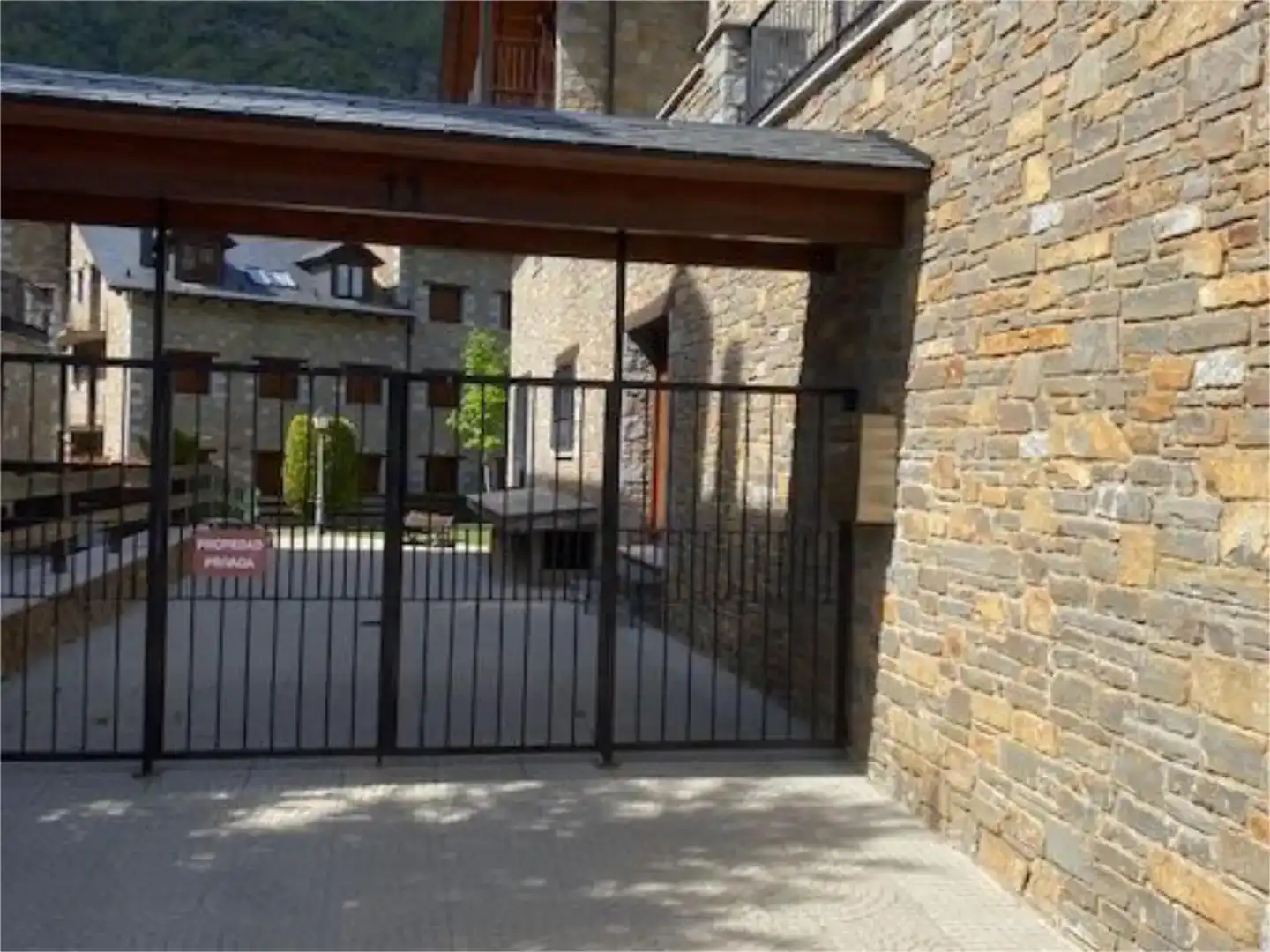 Vista exterior de Apartamento en venta en Benasque con Jardín privado, Piscina y Amueblado