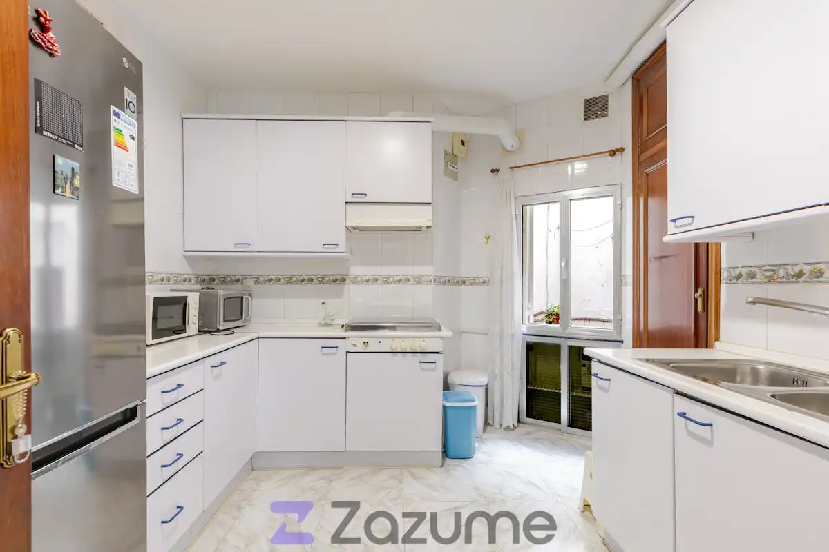 Kitchen of Flat for rent in Madrid  with Heating, Furnished and Washing machine