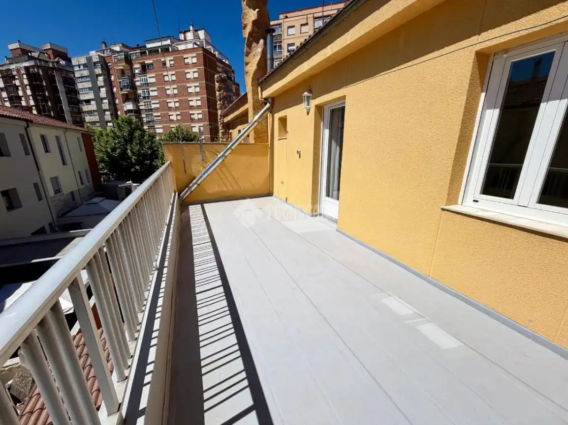 Vista exterior de Casa adosada en venta en León Capital  con Parquet, Terraza y Amueblado
