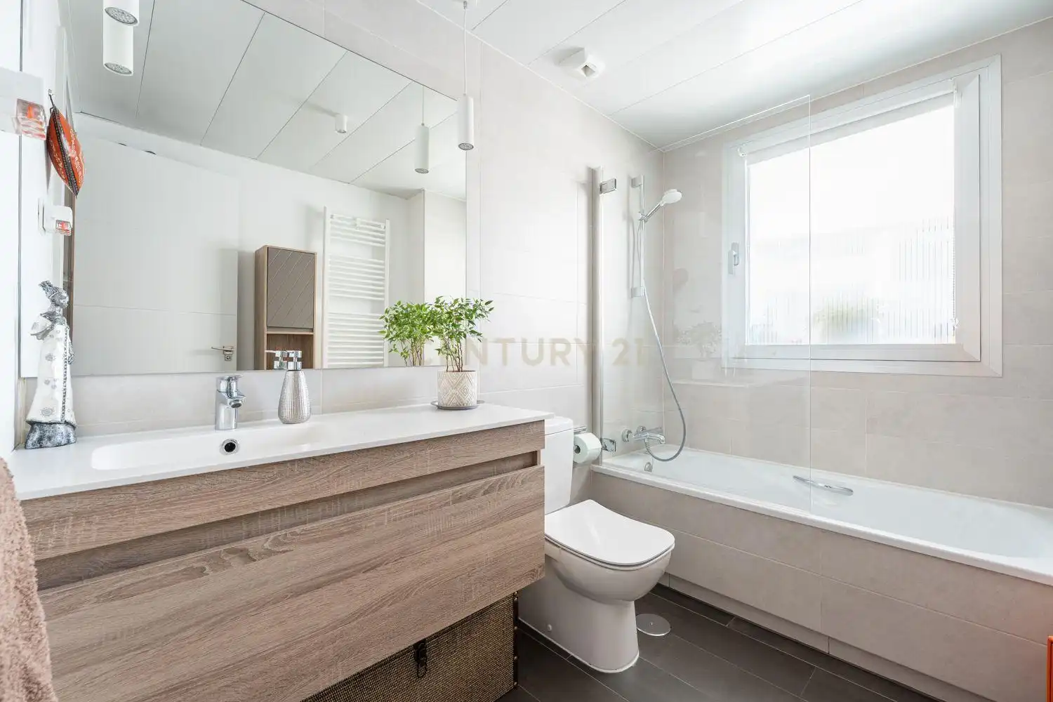 Baño de Apartamento en venta en Alcalá de Henares con Aire acondicionado, Trastero y Piscina comunitaria