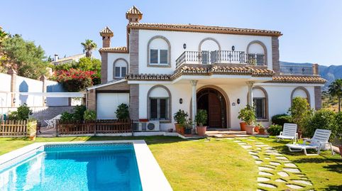 EXCLUSIVA VILLA CON VISTAS AL MAR, PISCINA PRIVADA, SEGURIDAD Y UBICACIÓN INMEJORABLE
