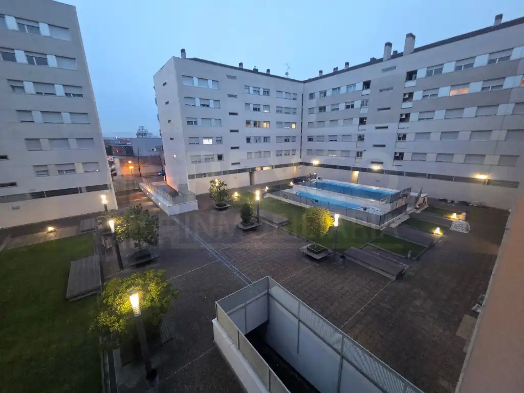 Vista exterior de Piso en venta en  Logroño con Piscina