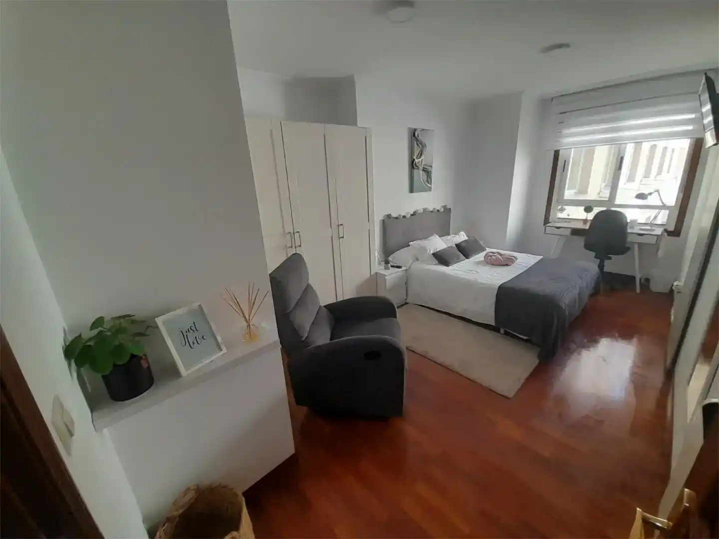 Dormitori de Apartament per a compartir en A Coruña Capital  amb Parquet, Moblat i Forn